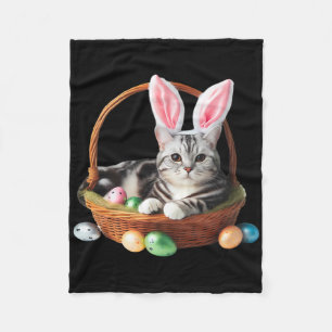 Niedlicher amerikanischer Kurzkatze Ostereier Jagd Fleecedecke