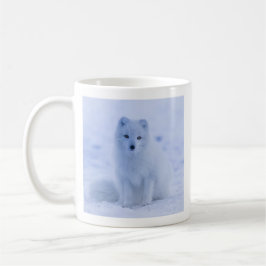 Niedlicher arktischer Fox im Hintergrund des schne Kaffeetasse