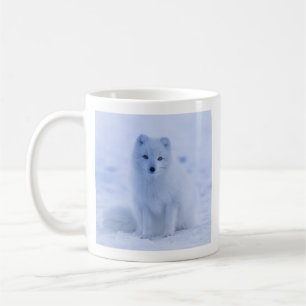 Niedlicher arktischer Fox im Hintergrund des schne Kaffeetasse