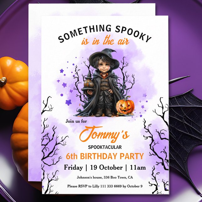 Niedlicher Assistent Lila Orange Halloween Geburts Einladung (Cute Wizard Purple Orange Halloween Birthday Invitation)