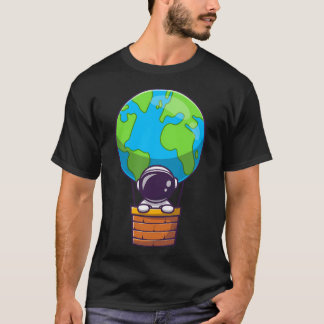Niedlicher Astronaut in der Heißluftballon-Erde T-Shirt
