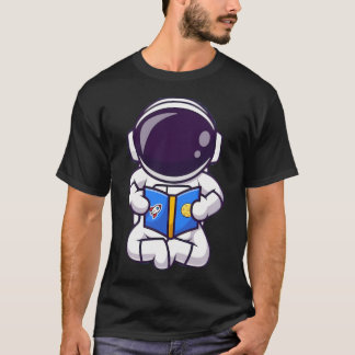 Niedlicher Astronaut sitzt und liest ein Buch. T-Shirt