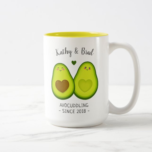 Niedlicher Avocado Cuddle maßgeschneidertes Gesche Zweifarbige Tasse (Rechts)