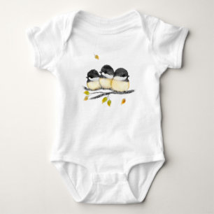 Niedlicher Baby Bird 3 Chickadee auf Baumzweig Baby Strampler