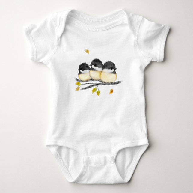 Niedlicher Baby Bird 3 Chickadee auf Baumzweig Baby Strampler (Vorderseite)