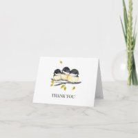 Niedlicher Baby Bird 3 Chickadee auf Baumzweig