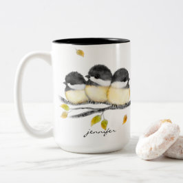 Niedlicher Baby Bird 3 Chickadee auf Baumzweig Zweifarbige Tasse