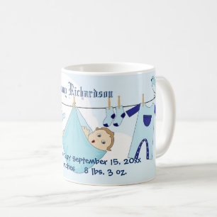 Niedlicher Baby Boy auf Kleiderbühne Kaffeetasse