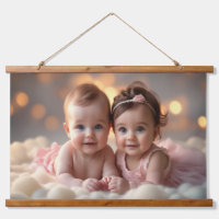 Niedlicher Baby Boy & Girl Sharing a Sweet Moment