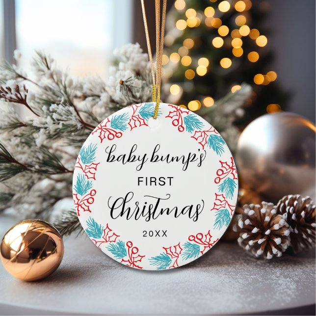 Niedlicher Baby-Bump's First Christmas Holly Keramik Ornament (Von Creator hochgeladen)