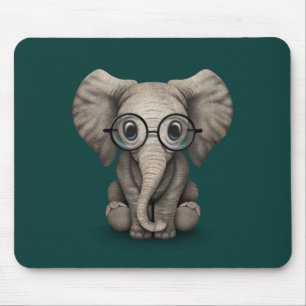 Niedlicher Baby-Elefant mit den Lesegläsern Mousepad