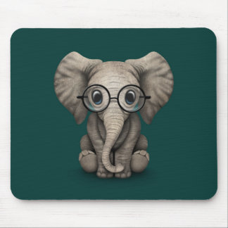 Niedlicher Baby-Elefant mit den Lesegläsern Mousepad