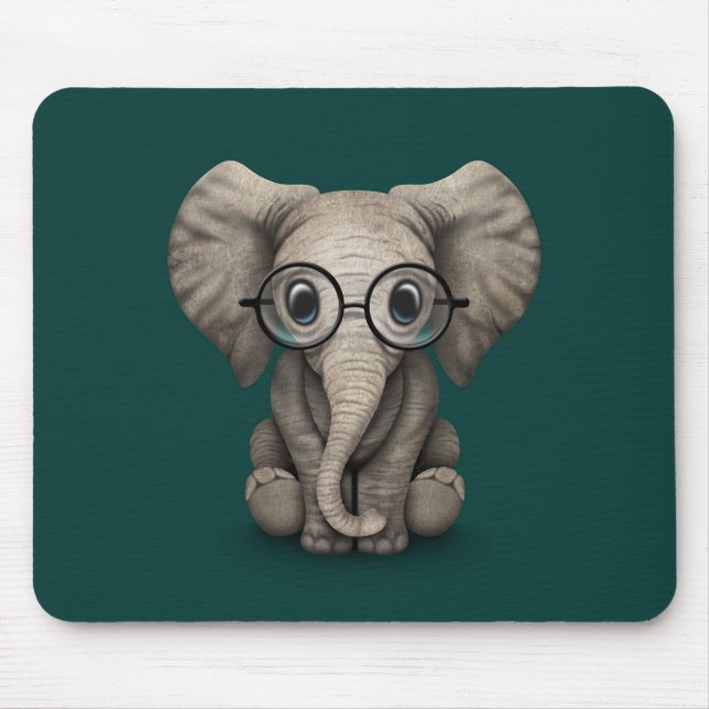 Niedlicher Baby-Elefant mit den Lesegläsern Mousepad (Vorne)