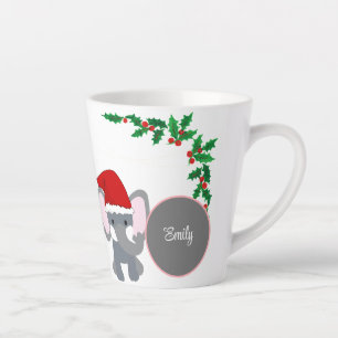 Niedlicher Baby Elephant, der einen Weihnachtshutn Milchtasse