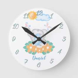 Niedlicher Baby Elephant mit orangefarbenen Blume  Runde Wanduhr