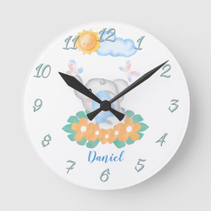 Niedlicher Baby Elephant mit orangefarbenen Blume Runde Wanduhr