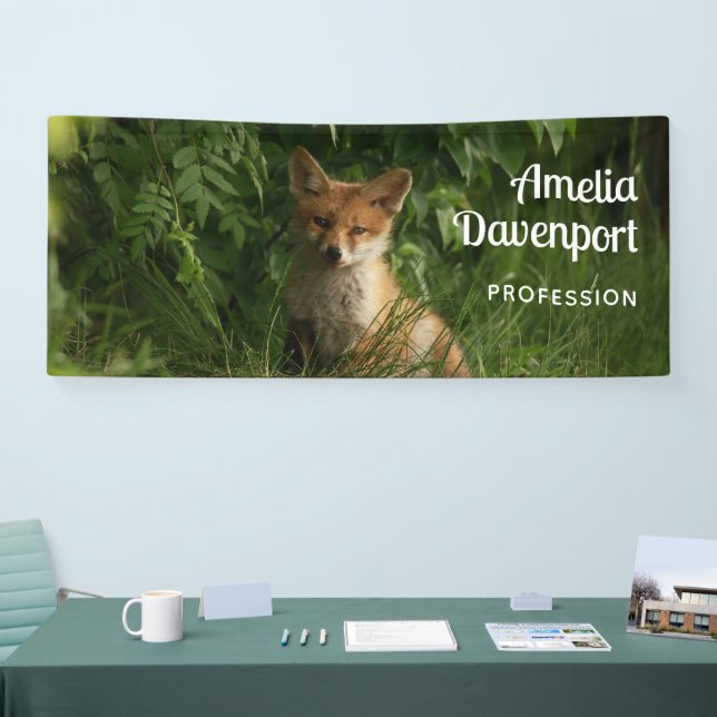 Niedlicher Baby Fox in einem grünen Wald Banner (Messe)