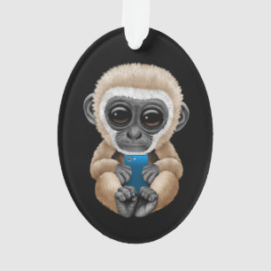 Niedlicher Baby-Gibbon, der ein Ornament
