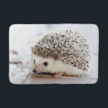 Niedlicher Baby-Igel Badematte<br><div class="desc">Niedliche Baby-Igels-Porträtphotographie auf blassem Hintergrund.</div>