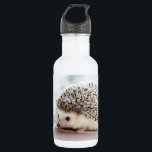 Niedlicher Baby-Igel Edelstahlflasche<br><div class="desc">Niedliche Baby-Igels-Porträtphotographie auf blassem Hintergrund.</div>