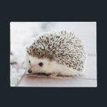 Niedlicher Baby-Igel Fußmatte<br><div class="desc">Niedliche Baby-Igels-Porträtphotographie auf blassem Hintergrund.</div>