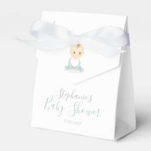 Niedlicher Baby-Junge und seine bewegliche Geschenkschachtel