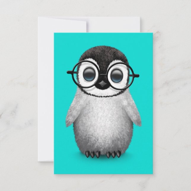 Niedlicher Baby Pinguin mit Augenbrille auf blau (Vorderseite)