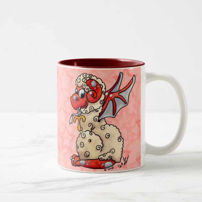 Niedlicher Babydrache der Widder-Tasse Zweifarbige Tasse (Rechts)