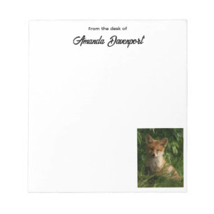 Niedlicher Babyfuchs in einem grünen Wald Notizblock