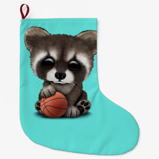 Niedlicher BabyRaccoon, der mit Basketball spielt Großer Weihnachtsstrumpf