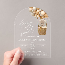 Niedlicher Bär, Beige Balloons, erster Geburtstag Acryleinladungen