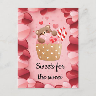 Niedlicher Bär umarmt Cupcake Valentine Postkarte