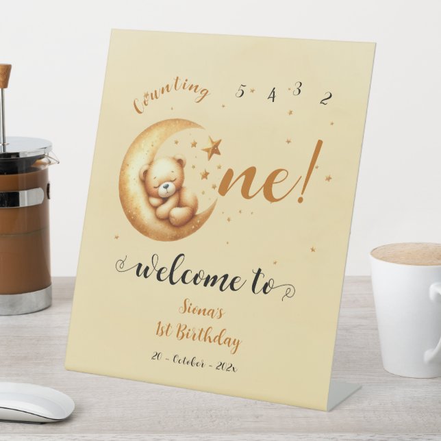 Niedlicher Bärenschlaf auf dem Mond 1. Geburtstag  Sockelschild (In Situ)