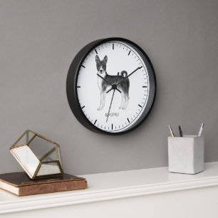 Niedlicher Basenji-Hund in Schwarz-Weiß-Schrift un Uhr
