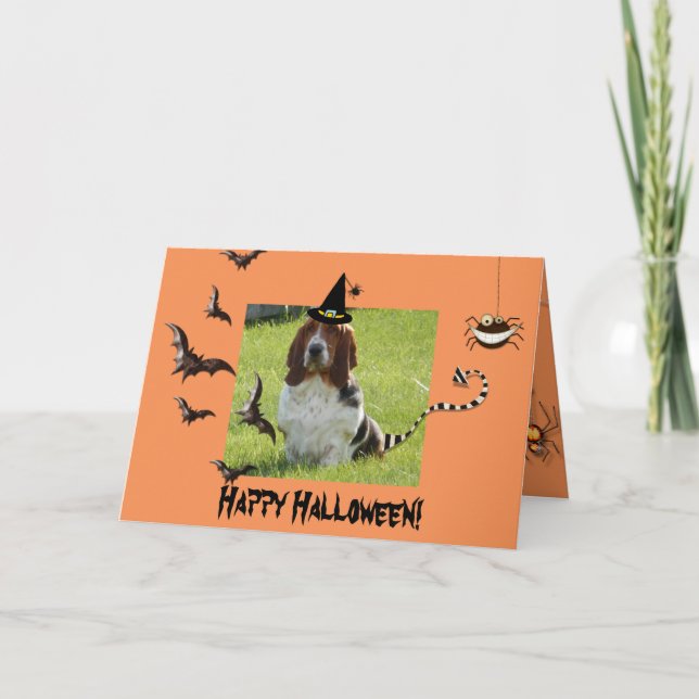 Niedlicher Basset-Hund auf sonniger Halloween-Kart Karte (Vorderseite)