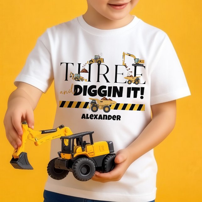 Niedlicher Baukasten 3. Geburtstag Kleinkind Baby T-shirt (Cute THREE and Diggin It dump trucks digger loader construction theme toddler boy 3rd birthday shirt)