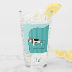 Niedlicher Beagle auf Schlafensofa-Hund der Glas