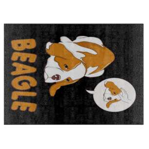 Niedlicher Beagle-Hund lügt Schneidebrett