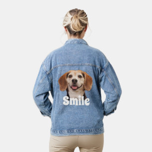 Niedlicher Beagle Hunde mit Gesichtsausdruck moder Jeansjacke