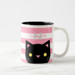 Niedlicher Black Cat Individuelle Name & Initial Zweifarbige Tasse<br><div class="desc">Sehr niedliche Tasse mit rosa und weiße Streifen und einer hübschen schwarzen Katze mit gelben Augen.</div>