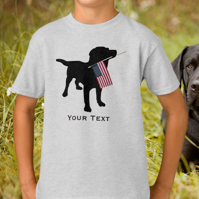 Niedlicher Black Lab Hund mit USA Flag, 4. Juli T-Shirt (Von Creator hochgeladen)