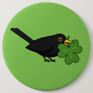 Niedlicher Blackbird mit Kleeblatt Clou Cartoon Button