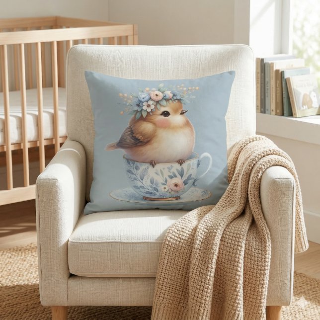 Niedlicher Blauer Vogel mit Blütenkrone im Teacup Kissen (Cute Blue Bird with Floral Crown in Teacup Throw Pillow Mockup A)