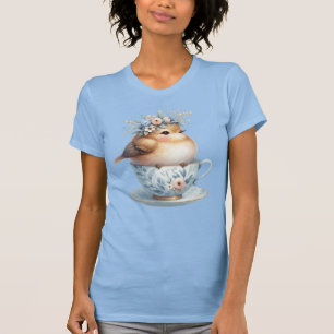 Niedlicher Blauer Vogel mit Blütenkrone im Teacup T-Shirt