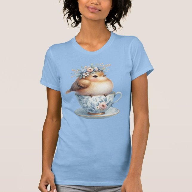 Niedlicher Blauer Vogel mit Blütenkrone im Teacup T-Shirt (Vorderseite)