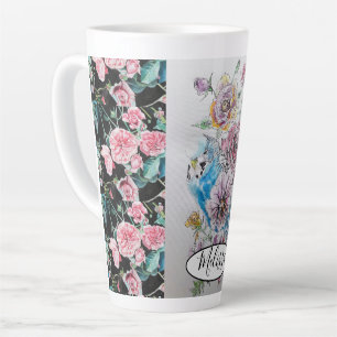 Niedlicher blauer Wellensittich und Rosen-Vogel in Milchtasse