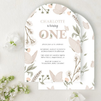 Niedlicher Blumenschmetterling macht einen 1. Gebu Einladung