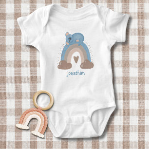 Niedlicher Boho Regenbogen mit Koala Monogramm zur Baby Strampler