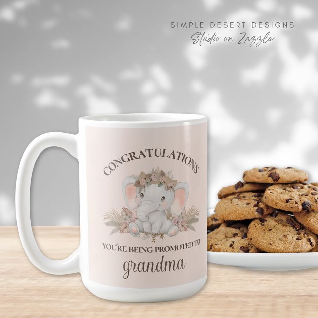 Niedlicher Boho zu Oma-Schwangerschaft-Offenbarung Kaffeetasse (Cute Promoted to Grandma Customizable Pregnancy Reveal Mug)