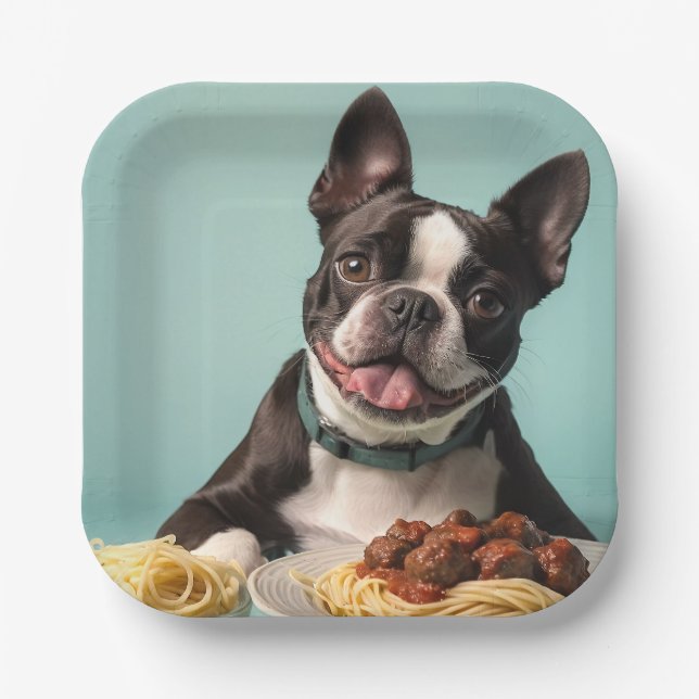 Niedlicher Boston Terrier mit Spaghetti Bolognaise Pappteller (Vorderseite)